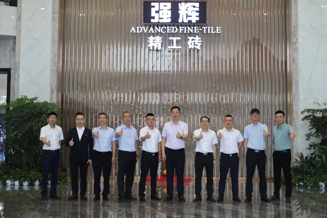 強(qiáng)輝新品質(zhì)感大師又出圈？華美立家團(tuán)隊(duì)參觀強(qiáng)輝總部展廳！