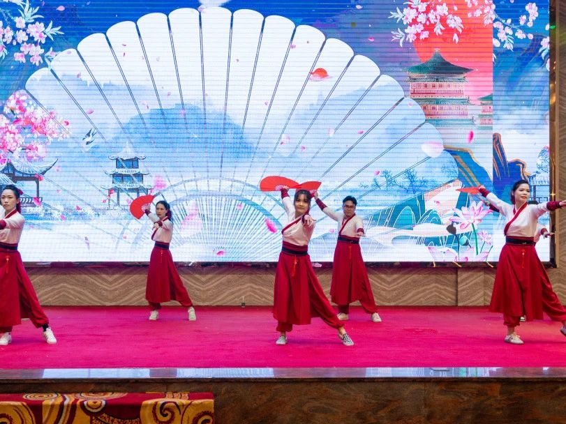拓路前行·領(lǐng)跑未來 | 集團(tuán)2023年度總結(jié)會暨2024迎新晚會圓滿結(jié)束！(圖27)