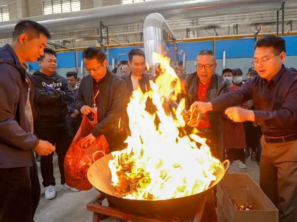 火力全開 | 強(qiáng)輝精工瓷磚肇慶生產(chǎn)基地巖板智能生產(chǎn)線點(diǎn)火大吉(圖6)